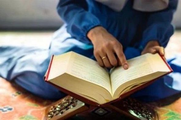 هل يجوز قراءة القرآن بالعين فقط دون تحريك الفم.. الافتاء يحسم الجدل !