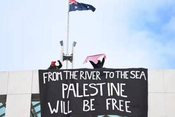 متظاهرون يعتلون مبنى البرلمان الأسترالي دعما لـ غزة