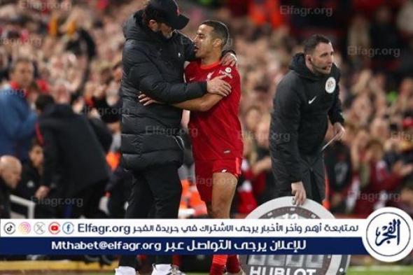 نيفيل يكشف كيف سخر ألكانتارا لاعب ليفربول من اليونايتد