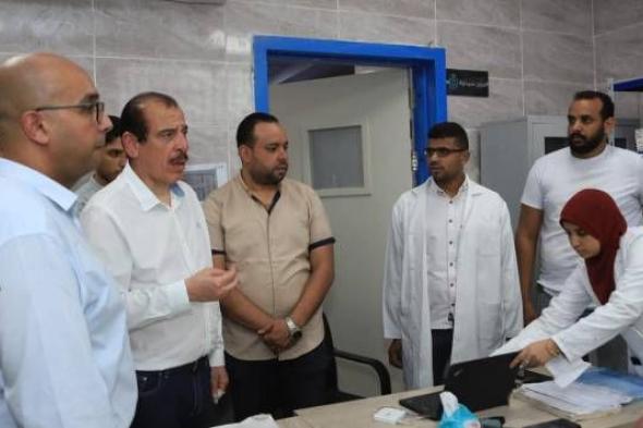 نائب وزير الصحة يوصي بصرف مكافأة لـ3 عاملين في مركز طب أسرة المخزن بقنا