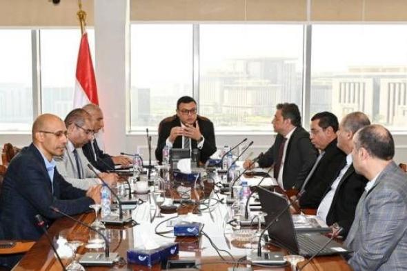 وزير الإسكان يتابع تنفيذ عدد من المشروعات العقارية بالقاهرة الجديدة