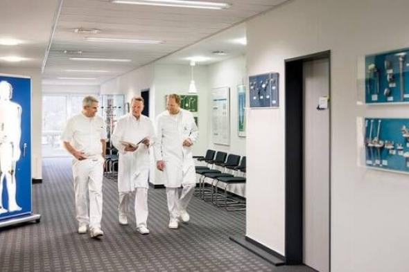 مستشفى جامعة شليسفيج هولشتاين الألمانية يلغي عمليات الجراحة ويغلق عياداته