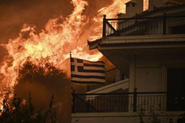 موجة حارة تشعل 48 حريقا في اليونان.. والحكومة تضطر لإغلاق الأماكن السياحية